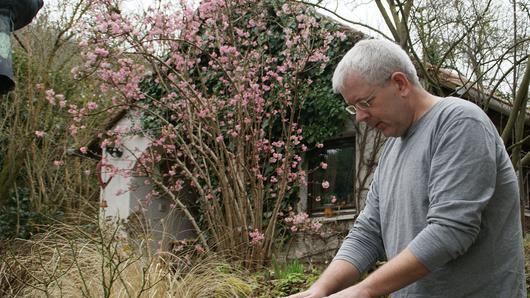 Michael Scholl mit seinen Klangsteinen. Im Garten, zwischen seinem Wohnhaus und seinem Atelier, stehen sie und warten dort auf ihren nächsten Einsatz. Michael Scholl mit seinen Klangsteinen. Im Garten, zwischen seinem Wohnhaus und seinem Atelier, stehen sie und warten dort auf ihren nächsten Einsatz.