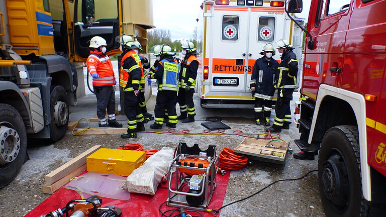 Die Feuerwehr und das BRK arbeiteten eng zusammen bei der Rettung von Verletzten.