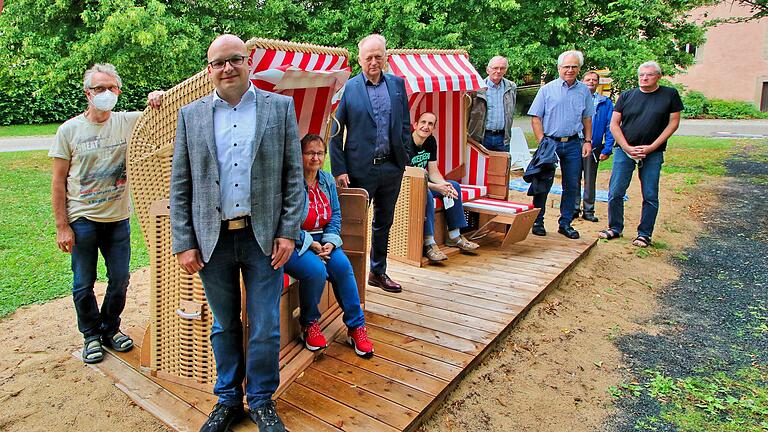 Zur Eröffnung des Bildhäuser Strandes kamen neben Münnerstadts Bürgermeister Michael Kastl (CSU) auch die Mitglieder des  Fördervereins Behinderteneinrichtung Maria Bildhausen. Foto: Dieter Britz       -  Zur Eröffnung des Bildhäuser Strandes kamen neben Münnerstadts Bürgermeister Michael Kastl (CSU) auch die Mitglieder des  Fördervereins Behinderteneinrichtung Maria Bildhausen. Foto: Dieter Britz