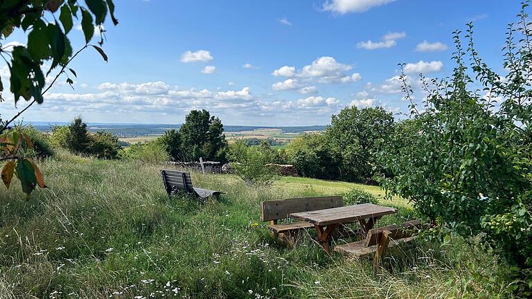 Hier gibt es zur Picknickbank die Panoraabank gleich dazu: der Keltenblick bei Nassach. Hier gibt es zur Picknickbank die Panoraabank gleich dazu: der Keltenblick bei Nassach.