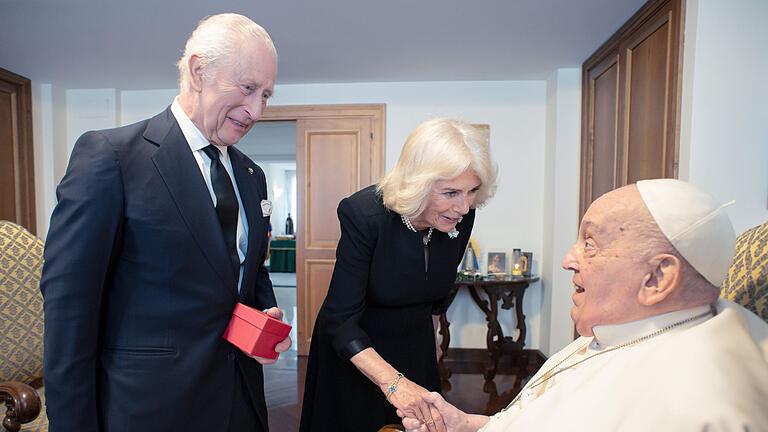 Papst empfängt König Charles und Königin Camilla im Vatikan       -  Der königliche Besuch im Vatikan war das erste offizielle Treffen des Papstes seit dessen Rückkehr.