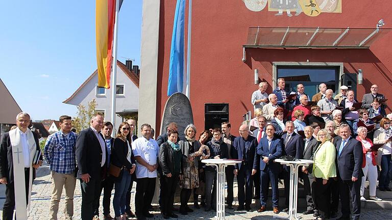 Kürnach feiert eine seiner größten Herausforderungen mit der offiziellen Schlüsselübergabe für den Gebäudekomplex Gasthaus Stern.