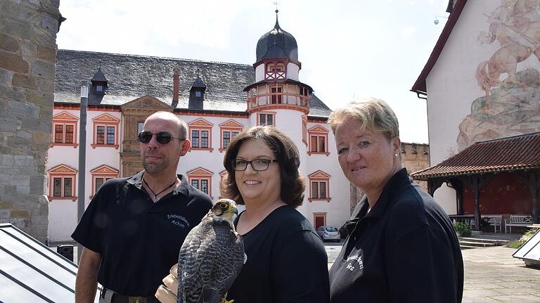 Die Herrscher der Lüfte kommen: Besuch von Falknern aus Tambach bekommt das Deutsche Burgenmuseum im August. Darauf freut sich schon jetzt Museumsdirektorin Dr. Adina Christine Rösch (Mitte). Die Herrscher der Lüfte kommen: Besuch von Falknern aus Tambach bekommt das Deutsche Burgenmuseum im August. Darauf freut sich schon jetzt Museumsdirektorin Dr. Adina Christine Rösch (Mitte).
