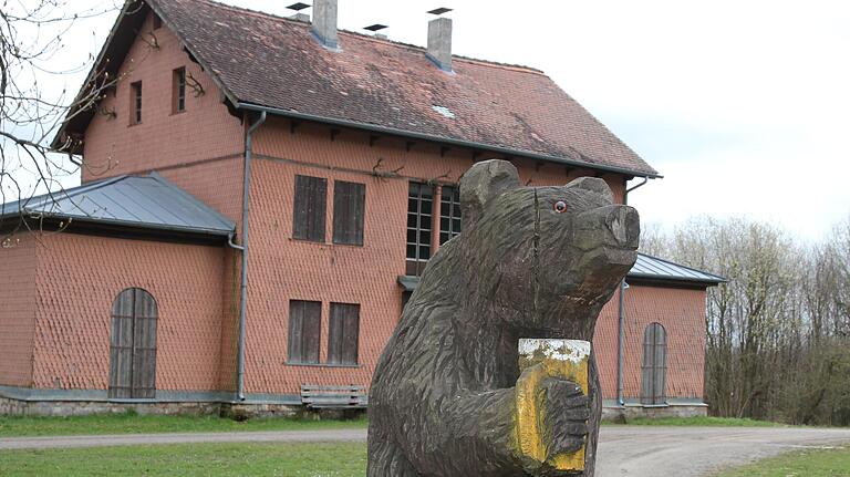Schlafstätte von Prinz Philip in den 60/70er Jahren: Noch immer gibt es das fürstliche Jagdschlösschen auf der Karlshöhe. Das auffällige Gebäude mit den Holzschindeln, das 1740 im Odenwald als Jagdhaus gebaut wurde, wurde rund 100 Jahre später dort abgebaut und eins zu eins auf der Karlshöhe wieder aufgebaut. Schlafstätte von Prinz Philip in den 60/70er Jahren: Noch immer gibt es das fürstliche Jagdschlösschen auf der Karlshöhe. Das auffällige Gebäude mit den Holzschindeln, das 1740 im Odenwald als Jagdhaus gebaut wurde, wurde rund 100 Jahre später dort abgebaut und eins zu eins auf der Karlshöhe wieder aufgebaut.