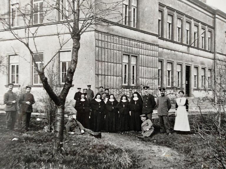 Die Schwestern vor dem Hofheimer Kreiskrankenhaus im Ersten Weltkrieg. Die Schwestern vor dem Hofheimer Kreiskrankenhaus im Ersten Weltkrieg.