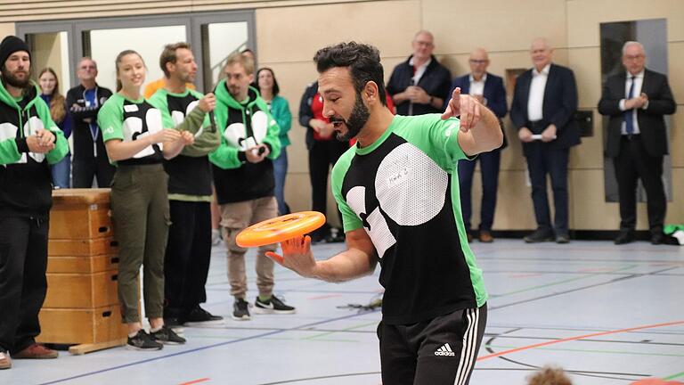 Graf Mördi zeigt die Kunst des Freestyle-Frisbee. Tricks, kreative Würfe und verschiedene Fangarten waren mit dabei. Graf Mördi zeigt die Kunst des Freestyle-Frisbee. Tricks, kreative Würfe und verschiedene Fangarten waren mit dabei.