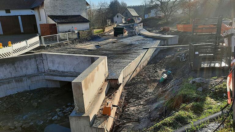 In der Ortsdurchfahrt Holzberndorf galt es gleich drei Brücken- und Stützbauwerke instandzusetzen. In der Ortsdurchfahrt Holzberndorf galt es gleich drei Brücken- und Stützbauwerke instandzusetzen.