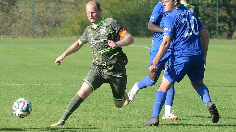 Kaum zu stoppen: Christian Huth (links auf einem Archivbild mit Piet Werner vom Würzburger FV II) traf in der abgelaufenen Kreisliga-Saison 31 Mal für den TSV Neuhütten-Wiesthal. Kaum zu stoppen: Christian Huth (links auf einem Archivbild mit Piet Werner vom Würzburger FV II) traf in der abgelaufenen Kreisliga-Saison 31 Mal für den TSV Neuhütten-Wiesthal.