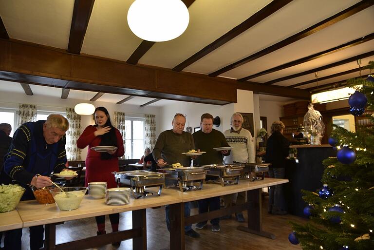 Den ersten Gäste bei der Wiedereröffnung schmeckte das fränkische Schlemmerbuffet sehr gut Den ersten Gäste bei der Wiedereröffnung schmeckte das fränkische Schlemmerbuffet sehr gut