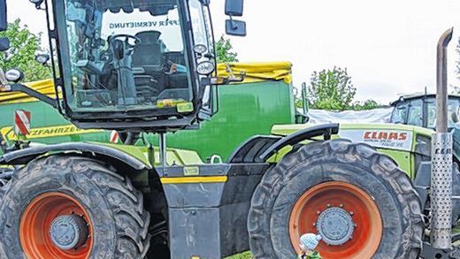 Klein und groß: Da kann Lukas nur staunen. Die großen Fahrzeuge beeindruckten nicht nur kleine Leute.