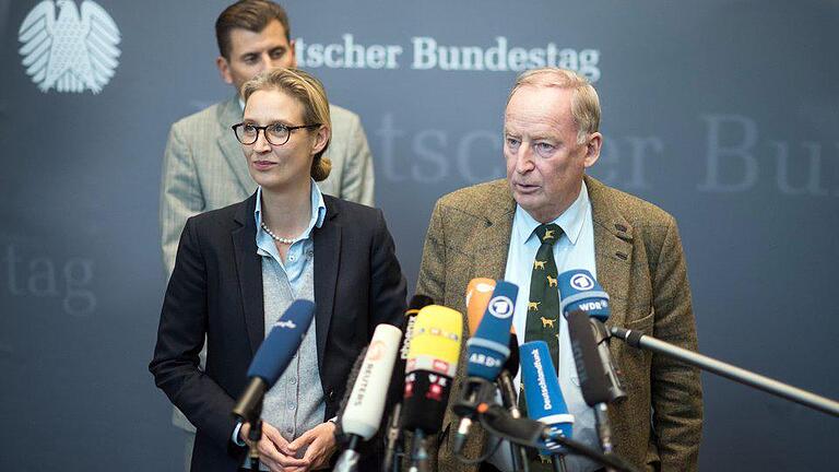 Weidel und Gauland       -  Die kurz zuvor gewählten Fraktionsvorsitzenden der AfD im Deutschen Bundestag: Alice Weidel (l) und Alexander Gauland.