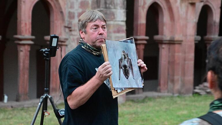 Fledermausfachberater Uwe Scheurich zeigt an einem Schaubild den anatomischen Aufbau einer Fledermaus. Im Hintergrund ist sein Batrecorder zu sehen, mit dem man die Töne der Tiere für den Menschen hörbar machen kann.