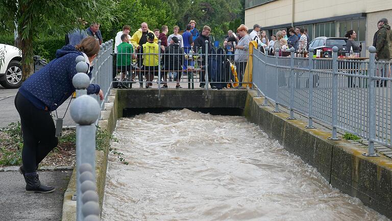 Da bleibt kaum jemand zuhause: Die Menschen, die im Knetzgauer Altort in der Nähe des Westheimer Baches leben, beobachten&nbsp; am Freitagabend interessiert dessen Wasserstand.&nbsp;