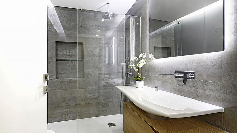 Vielfältige Leistungen. SEGU Bad bietet neben dem Umbau der Badewanne zur Dusche auch eine Verkleidung der Badezimmerwände, den Einbau von Duschtrennwänden und maßgefertigte Duschvorhänge an.