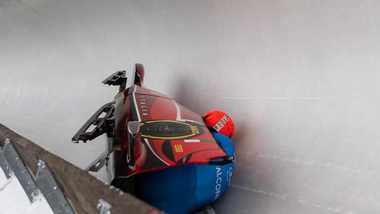 In Altenberg waren unter anderem die Italienerinnen Tania Vicenzino und Lucrezia Tavella gestürzt. Foto: Robert Michael/dpa-Zentralbild/dpa       -  Beim Bob-Weltcup in Altenberg waren unter anderem die Italienerinnen Tania Vicenzino und Lucrezia Tavella gestürzt.