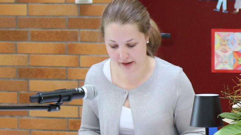 Jungautorin Natascha Kippes hat in der Grundschule Oberleichtersbach aus ihrem aktuellen Buch gelesen.       -  Jungautorin Natascha Kippes hat in der Grundschule Oberleichtersbach aus ihrem aktuellen Buch gelesen.