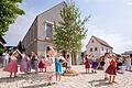 Die Gemeinde Niederwerrn hat jetzt ihre Neue Mitte – Bürgerhaus, Bürgercafé, Ladenmuseum und Energiescheune. Zur Einweihung tanzten die Kinder vom katholischen Kindergarten.