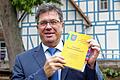 Fränkischer VG-Chef in der Thüringischen Rhön       -  Manfred Beetz, VG-Chef in Kaltensundheim:  Alles im Nebel auf dem Birxer Plateau. Rhöner Rinder grasen auf altem LPG-Land. Unten in Kaltensundheim brechen Strahlen durch die Wolken und erleuchten das blaue Thüringer Fachwerk. Sitz der Verwaltungsgemeinschaft &bdquo;Hohe Rhön&ldquo;. Hauptamtlicher Vorsitzender ist Manfred Beetz. Ein Franke aus Oberelsbach. Seit 1989 gehört zu seinen beruflichen Themen der Aufbau Ost. Von der VG Fladungen aus, wo Beetz seine Beamtenlaufbahn begann, bekam Thüringen Schützenhilfe beim Aufbau der Verwaltung. 1991 wurde die VG Hohe Rhön in Kaltensundheim gegründet. Seit 1994 ist Beetz ihr hauptamtlicher Vorsitzender und somit West-Ost-Pendler. &bdquo;Am Anfang waren schlechte Berater, eher Missrater, aus dem Westen hier und wollten überzogene Großprojekte verkaufen&ldquo;, sagt Beetz. Ganze Verträge habe er zerrissen. Jetzt gibt es andere Probleme. &bdquo;Wir müssen den Wegzug verhindern und junge Menschen für ihre Heimat begeistern&ldquo;, sagt Beetz. Dass der Bundesstraßenneubau zwischen Meiningen und Fulda auf Eis liegt, schmerzt Beetz, &bdquo;das wäre eine Entwicklungschance gewesen&ldquo;. Genauso wie der Schiefe Turm auf der Hohen Geba. Dafür freut es ihn, dass auf seinem VG-Gebiet die &bdquo;Arche Rhön&ldquo; steht, ein Umweltbildungsbau. &bdquo;Es muss zu einer Angleichung der Löhne kommen, die Preise in den Supermärkten sind dieselben&ldquo;, klagt Beetz. Privat hat er die Einheit verwirklicht: &bdquo;Wir haben in Thüringen Freunde gewonnen, und diese Freundschaften haben in unseren Oberelsbacher Freundeskreis gewirkt.&ldquo;