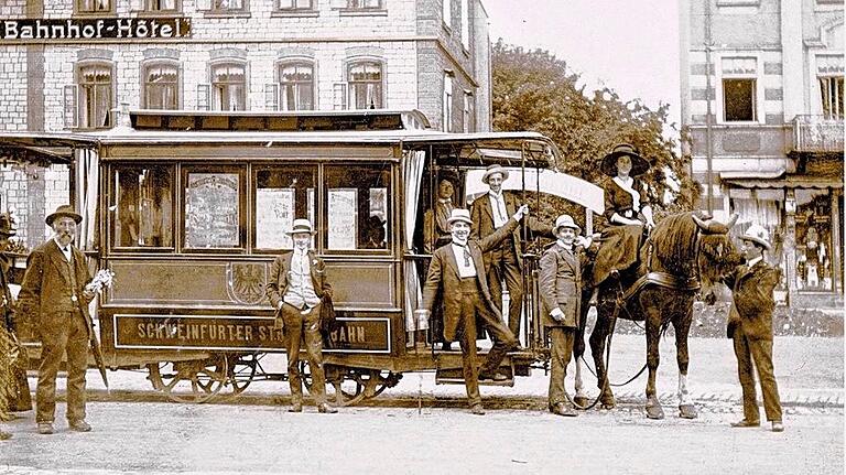 Bis 1921 gab es in Schweinfurt eine von Pferden gezogene Straßenbahn zwischen dem Hauptbahnhof und Spital- und Rückertstraße. Das Betriebsgebäude war am Mühltor das Haus, in dem nun die Studentenverbindung Moeno untergebracht ist. Bis 1921 gab es in Schweinfurt eine von Pferden gezogene Straßenbahn zwischen dem Hauptbahnhof und Spital- und Rückertstraße. Das Betriebsgebäude war am Mühltor das Haus, in dem nun die Studentenverbindung Moeno untergebracht ist.