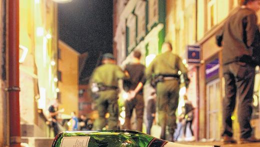 Gefährliche Mischung: Bei Gewalt mit Alkohol muss die Polizei öfter eingreifen. Gefährliche Mischung: Bei Gewalt mit Alkohol muss die Polizei öfter eingreifen.