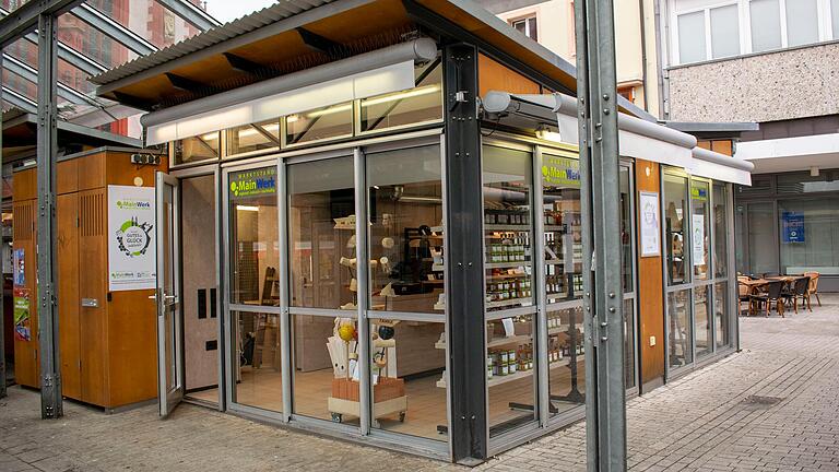 Der Nachfolger für das 'Honighäusle' am Unteren Markt ist gefunden. Dort eröffnet nun 'MainWerk', ein Stand mit inklusiven, nachhaltigen und regionalen Produkten. Der Nachfolger für das 'Honighäusle' am Unteren Markt ist gefunden. Dort eröffnet nun 'MainWerk', ein Stand mit inklusiven, nachhaltigen und regionalen Produkten.