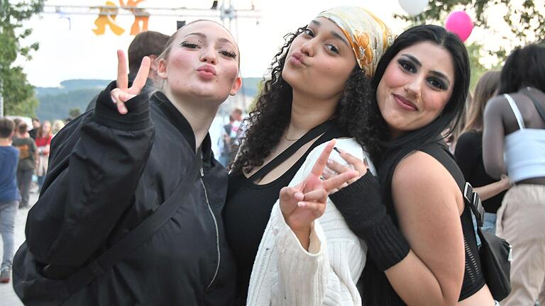 Die 17-jährigen Freundinnen Salome Elisa Friedrich (von links), Joëlle Marielle Schnierer und Destan Kilic freuen sich, auf dem U&D Festival jedes Jahr wieder Bekannte und Freunde wiederzutreffen. Die 17-jährigen Freundinnen Salome Elisa Friedrich (von links), Joëlle Marielle Schnierer und Destan Kilic freuen sich, auf dem U&D Festival jedes Jahr wieder Bekannte und Freunde wiederzutreffen.