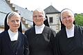 Der Abschied aus dem Kloster Maria Bildhausen fällt ihnen nicht leicht: Schwester Silvia (links) und Schwester Talida (rechts) mit Oberin Schwester Werenfried.