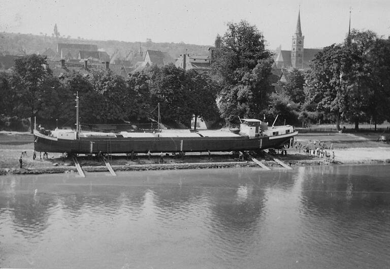 Die 'Regensburg' – fertig montiert – am Ufer in Ochsenfurt, kurz vor dem Stapellauf. Donau-Schiffe waren in den 1950er Jahren in das Rheinstrom-Gebiet versetzt worden. Foto-Archiv: Heinz Kretzer _ Die 'Regensburg' – fertig montiert – am Ufer in Ochsenfurt, kurz vor dem Stapellauf. Donau-Schiffe waren in den 1950er Jahren in das Rheinstrom-Gebiet versetzt worden. Foto-Archiv: Heinz Kretzer _