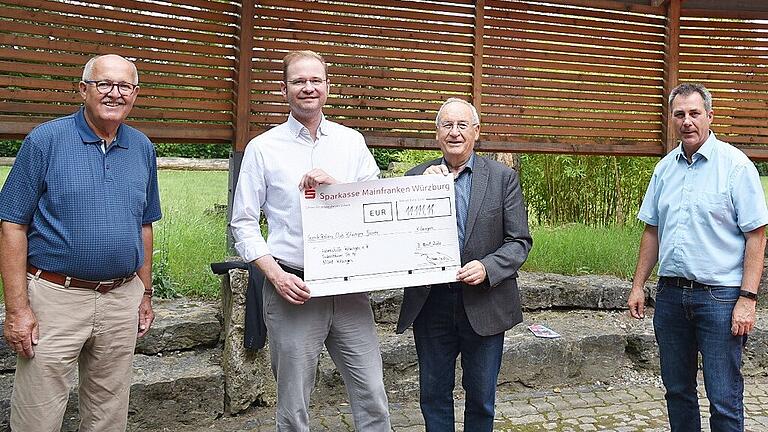 So hoch war die Spendensumme bei der Rotary-Soiree noch nie: Die Vertreter der Lebenshilfe freuen sich über die großzügige Unterstützung mit 11.111,11 Euro. Das Bild entstand bei der Spendenübergabe und zeigt Karl-Heinz Rebitzer (Vorstandsvorsitzender der Lebenshilfe), Peter-Michael Himmel (Rotary Club Kitzingen), Gunter Kittel (Rotary Club Kitzingen) und Manfred Markert (Geschäftsführer der Lebenshilfe Kitzingen).
