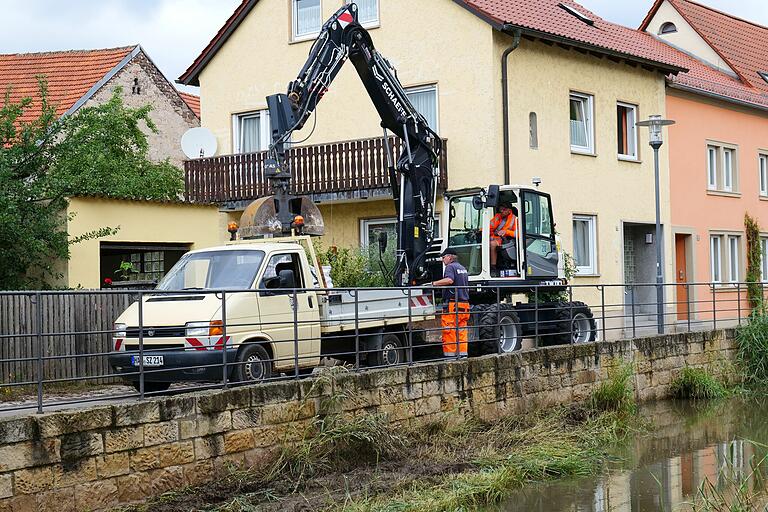 Die Arbeiter des Bauhofs der Stadt Zeil waren Tage danach noch damit beschäftigt, Spuren des Jahrhunderthochwassers von vergangenem Freitag zu beseitigen Die Arbeiter des Bauhofs der Stadt Zeil waren Tage danach noch damit beschäftigt, Spuren des Jahrhunderthochwassers von vergangenem Freitag zu beseitigen
