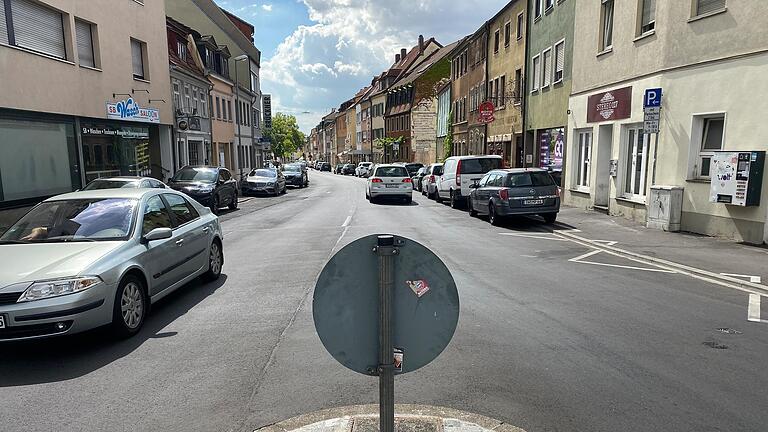 Die Bauerngasse in Schweinfurt soll als nächste der Innenstadt-Straßen saniert werden. Die SPD fordert die Bauverwaltung auf, ihre Pläne schneller umzusetzen und mit den Stadtwerken zu koordinieren. Die wollen nämlich schon 2023 Fernwärmeleitungen dort verlegen. Die Bauerngasse in Schweinfurt soll als nächste der Innenstadt-Straßen saniert werden. Die SPD fordert die Bauverwaltung auf, ihre Pläne schneller umzusetzen und mit den Stadtwerken zu koordinieren. Die wollen nämlich schon 2023 Fernwärmeleitungen dort verlegen.