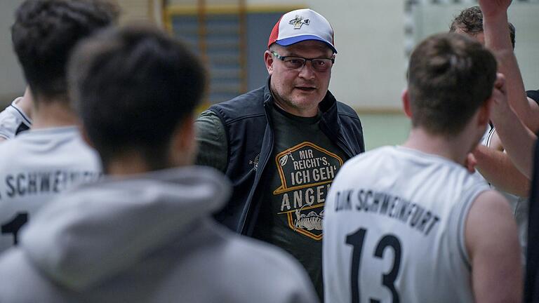 DJK-Trainer Klaus Ludwig gibt ein letztes Mal Anweisungen an sein Team.