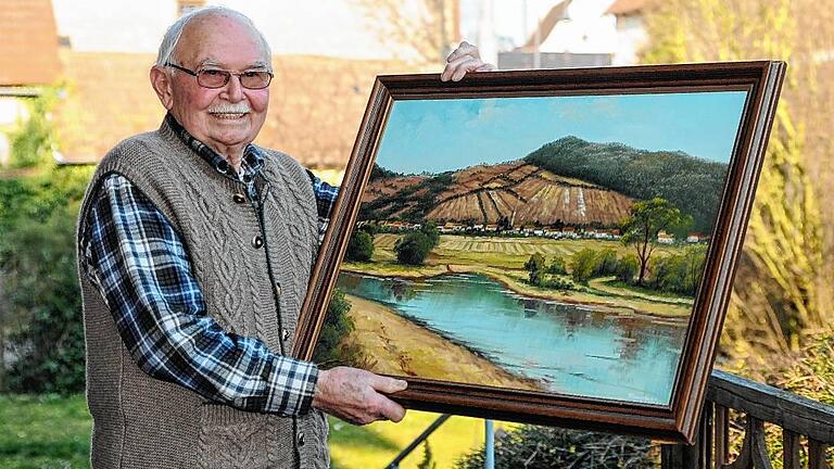 Ein altes Ölgemälde erinnert Michael Schmidt noch an seinen Geburtsort Heidendorf. Längst ist dem heute 87-Jährigen Gülchsheim zur Heimat geworden. Foto: Gerhard Meissner