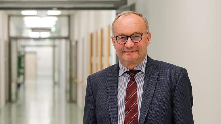 Prof. Hermann Einsele, Direktor der Medizinischen Klinik und Poliklinik II an der Uniklinik Würzburg, spürt zunehmend Frust und Unmut vieler Krebserkrankter, deren Behandlungen wegen Covid-19 verschoben werden müssen. Prof. Hermann Einsele, Direktor der Medizinischen Klinik und Poliklinik II an der Uniklinik Würzburg, spürt zunehmend Frust und Unmut vieler Krebserkrankter, deren Behandlungen wegen Covid-19 verschoben werden müssen.