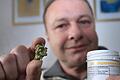 Günter Weiglein zeigt eine getrocknete Cannabisblüte und die dazu gehörige Medizindose. Der streitbare Würzburger Schmerzpatient will sich mit seiner Verurteilung wegen Cannabis-Anbau nicht abfinden.