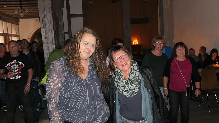 'Die Rathaushalle ist die beste Location', waren sich die beiden Freundinnen Kathrin Hartmann (links) und Monika Schubert-Kraus (rechts) einig.