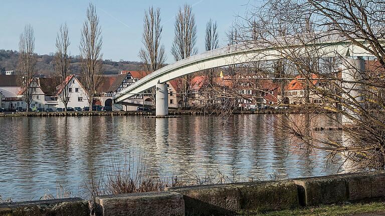 Vom Ludwig-Volk-Steg zwischen Veitshöchheim und Margetshöchheim aus hat Frank Eschenbeck den Ölteppich gefilmt.