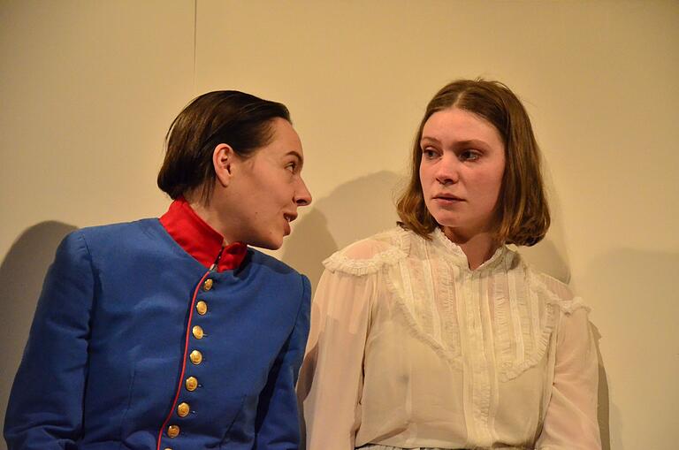 Edith (Fanny Schmidt) ist sich nicht sicher, wie sie die Freundlichkeit des jungen Leutnants (Anna Schindlbeck) zu deuten hat. Edith (Fanny Schmidt) ist sich nicht sicher, wie sie die Freundlichkeit des jungen Leutnants (Anna Schindlbeck) zu deuten hat.