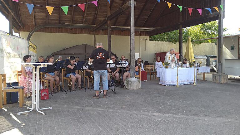 Gottesdienst zur Eröffnung und Segnung des neuen Schönauer Kindergartens mit Pfarrer Reinhold Kargl und Musikern aus Schönau und Burgwallbach. Gottesdienst zur Eröffnung und Segnung des neuen Schönauer Kindergartens mit Pfarrer Reinhold Kargl und Musikern aus Schönau und Burgwallbach.