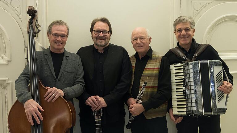Sie bilden die Band 'Klez'amore'.