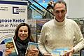 Buchautor Prof. Dr. Andreas Meining und Gabriele Nelkenstock von der Stiftung 'Forschung hilft' präsentieren den historischen Krimi 'Würzburger Dynamit'.
