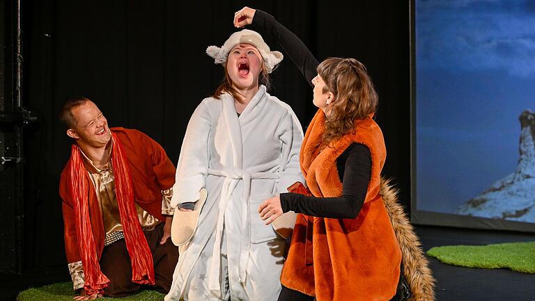 Der Prinz (Jan Simanzik) freut sich für das Schaf (Laura Juretzka), das vom Fuchs (Susanne Dill) gefüttert wird. Der Prinz (Jan Simanzik) freut sich für das Schaf (Laura Juretzka), das vom Fuchs (Susanne Dill) gefüttert wird.