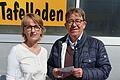 Rechtsanwalt Armin Richartz überreicht Spendenscheck an Tafel-Vorsitzende Angelika Reusch Popp