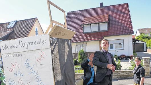 Die Kerwas-Jugend machte klar, was sie sich vom neuen Bürgermeister in Rauhenebrach erwartet. Die Kerwas-Jugend machte klar, was sie sich vom neuen Bürgermeister in Rauhenebrach erwartet.