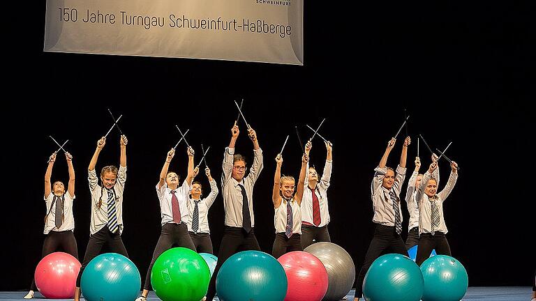 Zwölf Sportlerinnen der Turngemeinde 1848 Schweinfurt zeigten, was sie mit einem Gymnastikball alles machen können. Zwölf Sportlerinnen der Turngemeinde 1848 Schweinfurt zeigten, was sie mit einem Gymnastikball alles machen können.