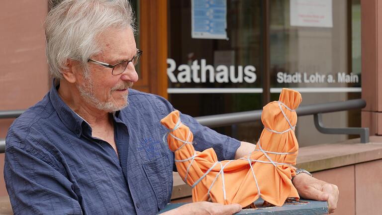 Roland Schaller mit dem verhüllten Modell der Mopper-und-Schnüdel-Plastik, die er in Originalgröße am 8. August der Stadt feierlich übergeben wird. Roland Schaller mit dem verhüllten Modell der Mopper-und-Schnüdel-Plastik, die er in Originalgröße am 8. August der Stadt feierlich übergeben wird.