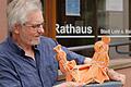 Roland Schaller mit dem verhüllten Modell der Mopper-und-Schnüdel-Plastik, die er in Originalgröße am 8. August der Stadt feierlich übergeben wird.