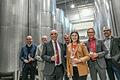 Wie fällt heuer die Ernte beim Frankenwein aus? Aktuelle Zahlen präsentierten (von links): Cornelius Lauter (GWF), Stephan Schmidt und Arthur Steinmann (Weinbauverband), Matthias Mend (LWG), Carolin Meyer (Weinkönigin), Hermann Mengler (Bezirk Unterfranken) und Andreas Oehm (GWF).