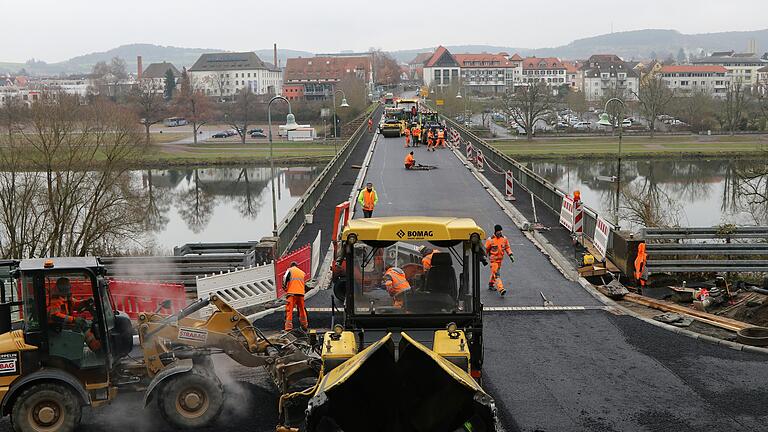 Auf der Alten Mainbrücke in Marktheidenfeld wurde bereits 2020 ein neuer Straßenbelag aufgebracht. Auf der Alten Mainbrücke in Marktheidenfeld wurde bereits 2020 ein neuer Straßenbelag aufgebracht. 
