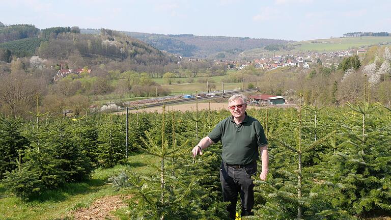 Bürgermeister Peter Paul und sein Gemeinderat ebneten den Weg für ein weiteres Solarfeld und freuen sich über den Vormarsch von Sonnenenergie. Das Bild zeigt die Fläche in der 'Leitersbacher Winterseite' mit Blick auf den Nachbarort Obersinn.